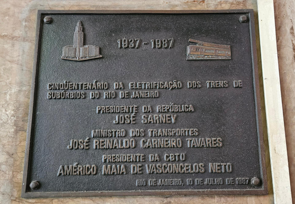 Placa comemorativa de 50 anos da eletrificação