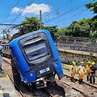 Trem da SuperVia descarrilhado e tombado na via de Deodoro com funcionários vistoriando